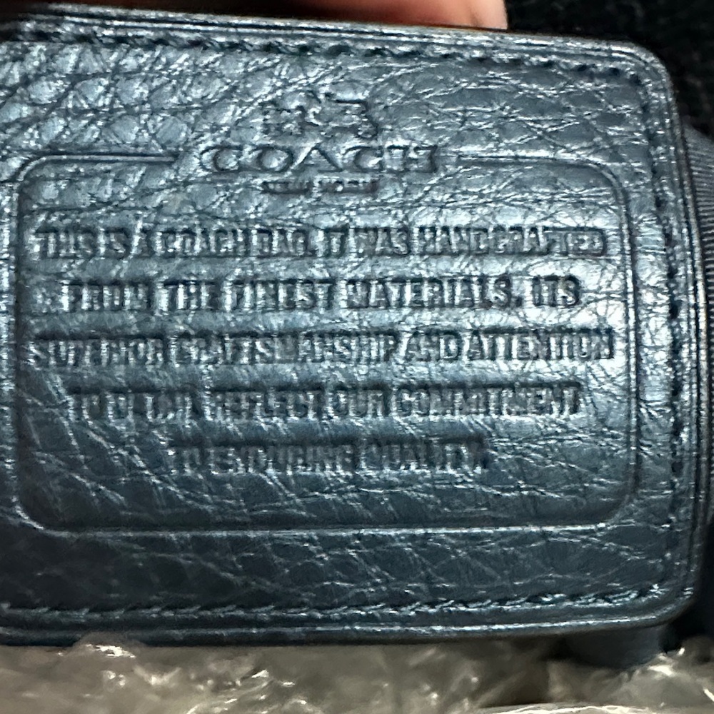 Elegant Navy Leather Shoulder Bag - Picture 3 of 8